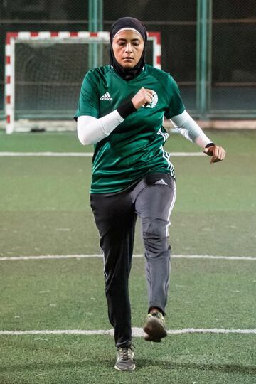 En abril, el comité de árbitros de la Asociación de Fútbol de Egipto permitió a Atalla y su colega Pousy Said oficiar un partido en las ligas de segunda y tercera división. El progreso allana el camino para permitir que las mujeres participen en la primera liga masculina. Pero a medida que las árbitras están luchando para ganar más terreno, algunas jugadoras se oponen a su presencia e incluso envían objeciones a la Federación. En la foto, Hanan Hassan.