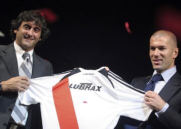 He has posed for photographs a number of times with the River Plate shirt. His idol was Enzo Francescoli and for that reason, he named one of his own sons “Enzo”.