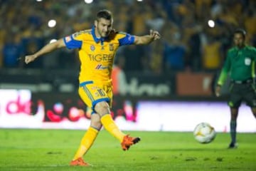 Gignac cobra de manera excelente y manda el balón al fondo de la portería defendida por Pikolín.

