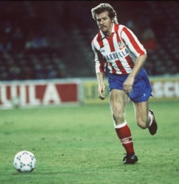 Jugó en el Atlético de Madrid desde 1990 a 1993