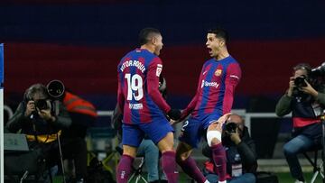 BARCELONA, 31/01/2024.- El delantero brasileño del Barcelona Vitor Roque (i) celebra su gol durante el partido de la jornada 20 de LaLiga EA Sports entre FC Barcelona y CA Osasuna, este miércoles en el Estadi Olímpic Lluís Companys en Barcelona. EFE/ Alejandro García