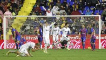 GOL DE CANTERA. Morata marc&oacute; el 1-2 y lo celebr&oacute; con Ad&aacute;n y Nacho ante la pasividad de Mourinho, que aparece en segundo plano.