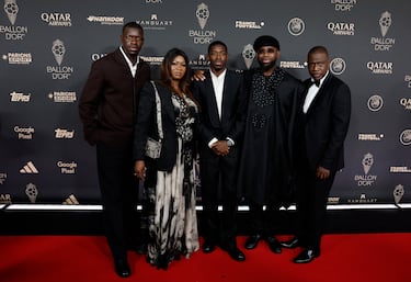 Ousmane Dembele del Paris St Germain posa con su familia antes de la ceremonia de entrega del Balón de Oro 2025.