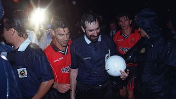 Andradas Asurmendi, árbitro del Mallorca-Real Madrid de la temporada 1997-98, durante uno de los apagones de aquel partido en octubre de 1997.