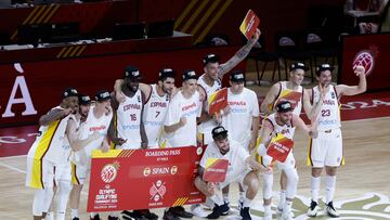 Los jugadores de España celebran su victoria por 86-78 ante Bahamas en la final del preolímpico que España y Bahamas.