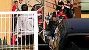 <B>SE REPITIÓ LA HISTORIA</B>. Los jugadores, tal y como sucedió el 14 de diciembre, se reunieron al lado de uno de los campos donde se entrenan para comer juntos.