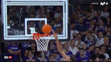 Tavares barre ilegalmente el balón, cuando entraba a canasta, tras tocar en el tablero.