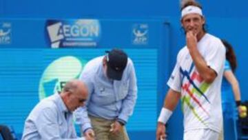 <b>FUERA DE SÍ. </b>Nalbandián golpea la base, con la mala suerte de que lesiona al juez de línea.