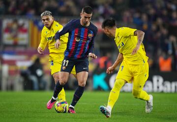 Ferran Torres entre los jugdores del Cádiz, Brian Ocampo y Santiago Arzamendia.