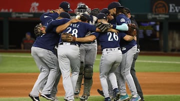 ARLINGTON, TX - JULY 17: The Seattle Mariners celebrate their 6-2 win over the Texas Rangers at Globe Life Field on July 17, 2022 in Arlington, Texas. The Mariners have won 14 games in a row. Ron Jenkins/Getty Images/AFP
== FOR NEWSPAPERS, INTERNET, TELCOS & TELEVISION USE ONLY ==