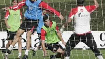 Fernando Llorente se entrena con normalidad y podrá jugar ante el Sporting