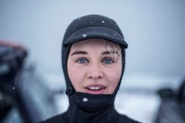 La nieve, la baja temperatura del agua... Nada detiene a estos surfistas que una temporada más disfrutan de la islas noruegas de Lofoten, en pleno Círculo Ártico. En la foto, Emilie Klerud.