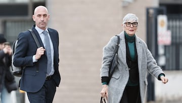 SAN FERNANDO DE HENARES (MADRID), 12/02/2025.- el ex presidente de la Real Federación de fútbol, Luis Rubiales (i), y su abogada Olga Tubau (d) a su llegada a la Audiencia Nacional en San Fernando de Henares, Madrid, este miércoles. Tras la declaración del expresidente de la RFEF Luis Rubiales en el juicio por el beso no consentido a la futbolista Jenni Hermoso, llega el turno de los otros tres acusados por coacciones: el exseleccionador femenino Jorge Vilda, el ex director de la Selección Albert Luque y el exdirector de Marketing Rubén Rivera. EFE/ Sergio Perez
