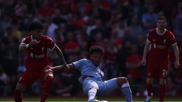 Liverpool (United Kingdom), 20/05/2023.- Luis Díaz of Liverpool in action against Boubacar Kamara of Aston Villa during the English Premier League match between Liverpool FC and Aston Villa in Liverpool, Britain, 20 May 2023. (Reino Unido) EFE/EPA/ADAM VAUGHAN EDITORIAL USE ONLY. No use with unauthorized audio, video, data, fixture lists, club/league logos or 'live' services. Online in-match use limited to 120 images, no video emulation. No use in betting, games or single club/league/player publications.
