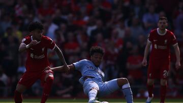 Liverpool (United Kingdom), 20/05/2023.- Luis Díaz of Liverpool in action against Boubacar Kamara of Aston Villa during the English Premier League match between Liverpool FC and Aston Villa in Liverpool, Britain, 20 May 2023. (Reino Unido) EFE/EPA/ADAM VAUGHAN EDITORIAL USE ONLY. No use with unauthorized audio, video, data, fixture lists, club/league logos or 'live' services. Online in-match use limited to 120 images, no video emulation. No use in betting, games or single club/league/player publications.
