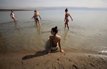 Las participantes de Miss Universo visitan el Mar Muerto cerca de Jericó, Cisjordania.