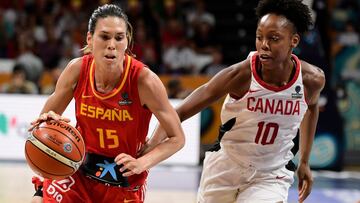 Spain's guard Anna Cruz (L) vies with Canada's guard Nirra Fields during the FIBA 2018 Women's Basketball World Cup quarter final match between Canada and Spain at the Santiago Martin arena in San Cristobal de la Laguna on the Canary island of Tenerife on September 28, 2018. (Photo by JAVIER SORIANO / AFP)