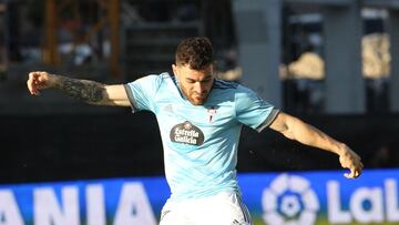 Javi Gal&aacute;n golpea el bal&oacute;n durante el partido contra el Getafe.
 