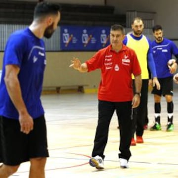 Manolo Cadenas da instrucciones a Valero Rivera y Antonio García ante Cañellas y Entrerríos.