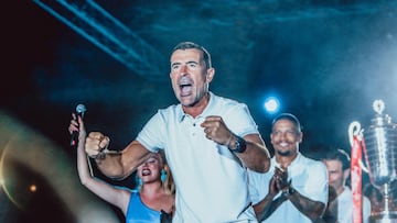 El entrenador español Juan Carlos Carcedo celebra el título de Copa conquistado con el Paphos