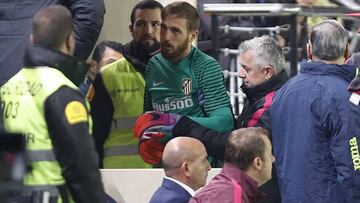 Oblak, tras lesionarse en el partido entre el Villarreal y el Atl&eacute;tico.