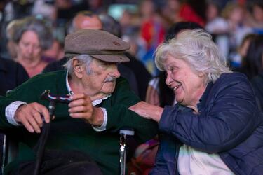 Topolansky, nueve años menor que Mujica, fue senadora y llegó a ser vicepresidenta de Uruguay en 2017. La pareja vivió de manera austera en una chacra en Montevideo, reflejando su filosofía de vida sencilla y alejada del consumismo. Se casaron en 2005, después de convivir por más de dos décadas. Mujica siempre destacó que encontrar a Lucía fue "el mayor acierto" de su vida.

Juntos, dejaron una huella profunda en la política uruguaya y en la lucha por la justicia social. Su historia es un testimonio de resistencia, amor y compromiso con sus ideales.
