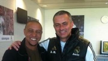 Roberto Carlos posa con Mourinho durante su visita a Valdebebas.