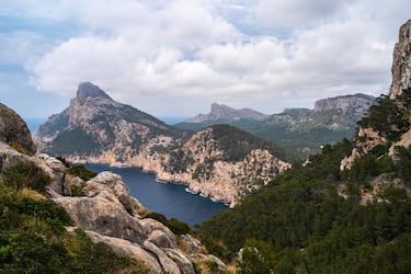 La declaración de la UNESCO hace hincapié en la relación entre el hombre y la naturaleza. Y es que la costa noroccidental de Mallorca tiene un sistema montañoso que termina en el mar y donde sus colinas están llenas de cultivos en terraza y otros mecanismos de distribución de agua como molinos hidráulicos o construcciones de piedra sin argamasa de manera que ayudó a la proliferación de la agricultura en una zona de escasa agua.
