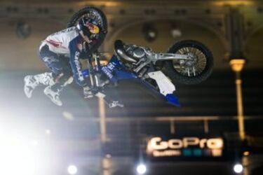 Los mejores pilotos de FMX del planeta volverán surcar el cielo de la plaza de toros de Las Ventas en una nueva edición del X-Fighters que este año se disputará el mismo día de San Fermín. El público llenará las gradas de nuevo para disfrutar de un gran e