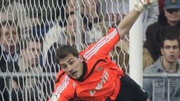 <b>EL MEJOR.</b> Casillas, que suma 249 puntos, asciende desde el tercer puesto que ocupaba el año pasado, superando al italiano Gianluigi Buffon (Juventos), que suma 170 puntos, y al checo Petr Cech (Chelsea), 108. José Manuel Reina es octavo, según la Federación Internacional de Historia y Estadística.