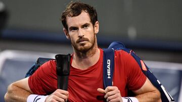 Andy Murray deja la pista tras caer ante Fabio Fognini en el Masters 1.000 de Shanghái.