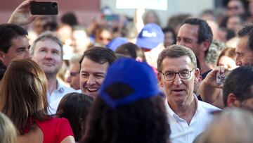 El presidente del PP, Alberto Núñez Feijóo (d), y el presidente del PP de Castilla y León, Alfonso Fernández Mañueco (i), durante un acto de campaña del PP, en la plaza de Santa María, a 13 de julio de 2023, en Burgos, Castilla y León (España). Este acto del PP se realiza de cara a las próximas elecciones generales del 23 de julio.
13 JULIO 2023
Tomás Alonso / Europa Press
13/07/2023