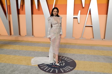 Rosala posa en la alfombra roja de la de la fiesta de los Oscar 2025 de Vanity Fair celebrada en Beverly Hills.