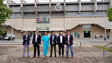 La alcaldesa de Santander, Gema Igual, con los dirigentes del Racing en El Sardinero