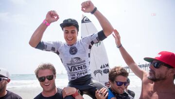 El surfista canario Luis Díaz sacado a hombros del agua tras ganar el Vans US Open of Surfing 2016 en categoría Junior.