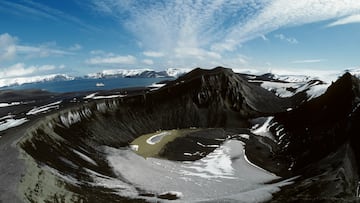 Forma parte del archipiélago de las Shetland del Sur. Es un cráter volcánico parcialmente sumergido, cuya forma circular genera una bahía natural de aguas termales. Allí se mezclan hielo y vapor en un paisaje surrealista. Sirve también como base científica y tiene una historia de presencia humana desde el siglo XIX.