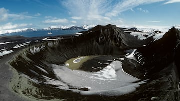 Forma parte del archipiélago de las Shetland del Sur. Es un cráter volcánico parcialmente sumergido, cuya forma circular genera una bahía natural de aguas termales. Allí se mezclan hielo y vapor en un paisaje surrealista. Sirve también como base científica y tiene una historia de presencia humana desde el siglo XIX.