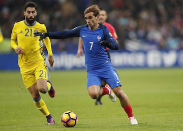 Antoine Griezmann fends off Sweden's Jimmy Durmaz in Friday's qualifier.