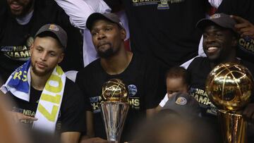 OAKLAND, CA - JUNE 12: Stephen Curry #30, Kevin Durant #35 with the Bill Russell NBA Finals Most Valuable Player Award and Draymond Green #23 (holding the Larry O'Brien Championship Trophy) of the Golden State Warriors celebrate after defeating the Cleveland Cavaliers 129-120 in Game 5 to win the 2017 NBA Finals at ORACLE Arena on June 12, 2017 in Oakland, California. NOTE TO USER: User expressly acknowledges and agrees that, by downloading and or using this photograph, User is consenting to the terms and conditions of the Getty Images License Agreement. Ezra Shaw/Getty Images/AFP
== FOR NEWSPAPERS, INTERNET, TELCOS & TELEVISION USE ONLY ==
