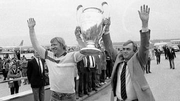 Ernst Happel con la Copa de Europa.