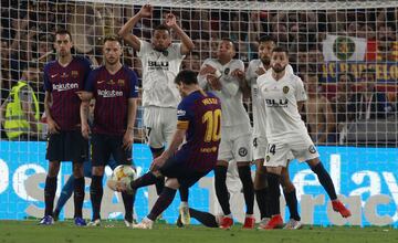 ¡¡Falta peligrosa a favor del Barça!! Leo Messi le saca una falta por un agarrón de Coquelin en la frontal del área.