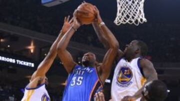 Durant y Green (centro), durante un Thunder-Warriors.