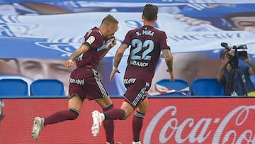 Iago Aspas celebra el gol de la victoria con Santi Mina.