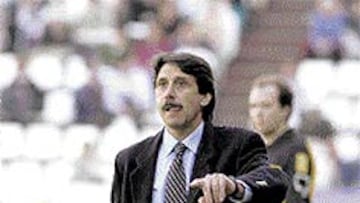 <B>TRABAJO BIEN HECHO.</B> Este es el secreto de Pepe Moré para que ayer el director deportivo del Valladolid, Santiago Llorente, le confirmara en su cargo.