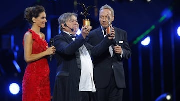 Via del Mar, 25 de febrero de 2020.
El humorista Ernesto Belloni junto a los animadores Maria Luisa Godoy y Martin Carcamo recibe las gaviotas de oro y plata durante el Festival de Vina del Mar 2020.
Sebastian Cisternas/ Aton Chile.