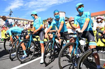 Astana Pro Team antes del inicio de la cuarta etapa del Tour de Francia 2020.