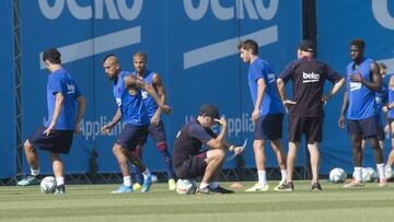 Ernesto Valverde, sentado en un balón, en un entrenamiento con el Barcelona.