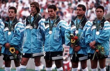 De izquierda a derecha: Pineda, Pablo Paz, Gustavo L&oacute;pez, Delgado y Gallardo, con la medalla de plata en los Juegos Ol&iacute;mpicos de Atlanta 1996.