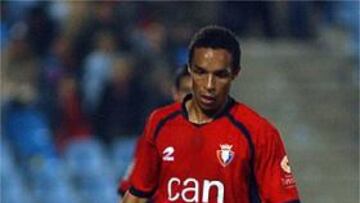 <b>YA ES 'PERIQUITO'.</b> Valdo deja Osasuna y jugará en el Espanyol hasta 2011.