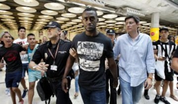 El colombiano Jackson Martínez, delantero del Atlético de Madrid, se fotografía con aficionados a su llegada esta tarde al aeropuerto Adolfo Suárez-Barajas de Madrid. Martínez ha sido traspasado desde el Porto a cambio de la cantidad de su cláusula de rescisión, 35 millones de euros.